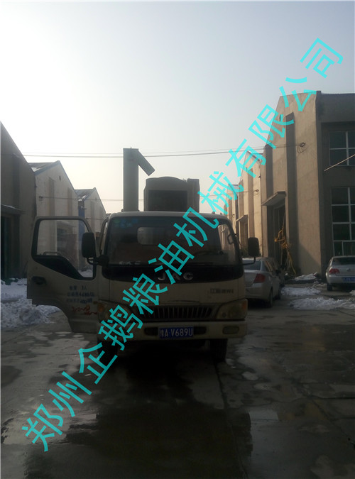 平頂山客戶130型螺旋榨油機設備今發(fā)貨(圖1)