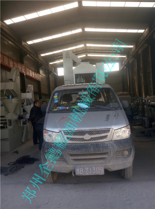 開封客戶預定的100型螺旋榨油機設備今發貨(圖1) 開封客戶預定的100型螺旋榨油機設備今發貨(圖1)