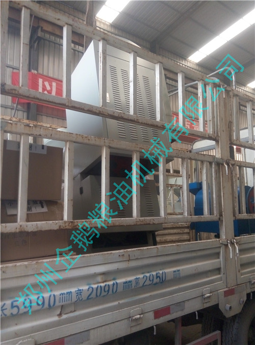 企鵝榨油機廠家1月6日發(fā)貨現(xiàn)場(圖2)