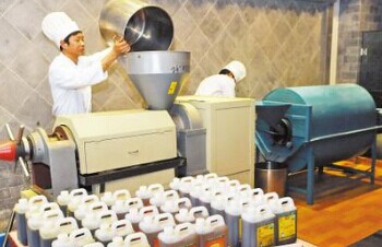 花生榨油機壓榨一定要濾油機嗎?(圖2) 花生榨油機壓榨一定要濾油機嗎?(圖2)